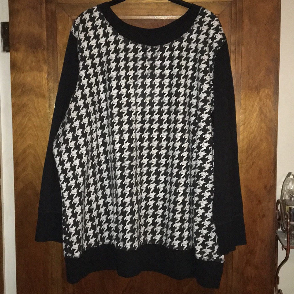 Houndstooth lightweight sweatshirt.